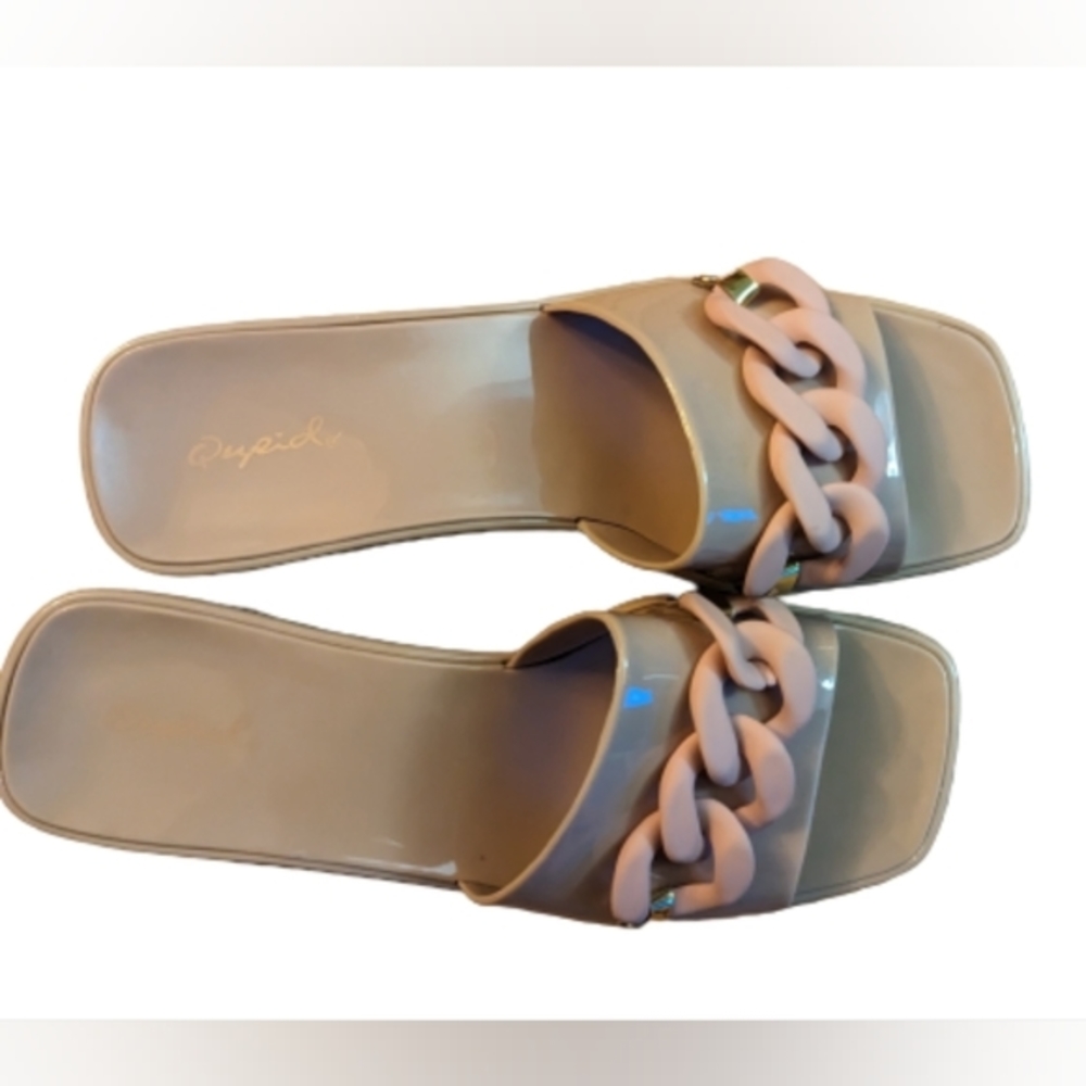 NWOB Qupid platform wedge mule chain detail with gold hw attaches chain on top